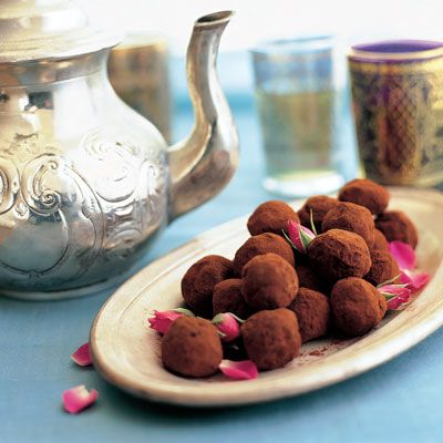 gastronomic grace: black currant tea-chocolate truffles - sy’a